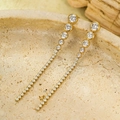 Dettaglio di orecchini a nappa dorati con zirconi, lunghezza 7,1 cm e peso 4,0 g - Frangia d'Oro