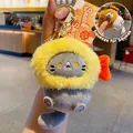 Portachiavi gatto in peluche grigio con cappuccio giallo, fiocco rosso e anello d'oro - Gatto Gambero Fritto