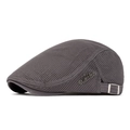 Béret en maille gris foncé respirant avec logo métallique et boucle argentée réglable - Gris