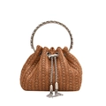 Braune geflochtene Beuteltasche mit Strass-Metallgriff und dekorativen Kettenquasten - Braun
