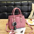 Rosafarbene Handtasche aus Leder mit Litschimuster, Plüsch-Anhänger und Trageriemen - Rosa