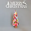 Sapin de Noël en pompons de laine arc-en-ciel avec étoile et socle en bois - Coloré