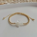 Bracciale di perline dorate con ciondolo a croce in conchiglia naturale e cordino regolabile - Bracciale con Croce