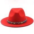 Dettaglio del cappello fedora rosso in lana con fascia etnica di perline su sfondo bianco - M (56-58cm) / Rosso Arancio
