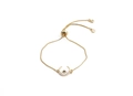 Dettaglio del bracciale a catena d'oro con ciondoli a luna e stella di zircone blu - Croce con catena a scatola