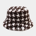 Dettaglio del tessuto peluche pied de poule marrone e bianco di questo cappello invernale - M (56-58cm) / Marrone