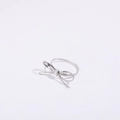 Silberner Schleifenring mit feiner Netzstruktur aus Edelstahl im minimalistischen Design - Ring / Silber