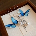 Boucles d'oreilles papillon bleu dégradé avec chaîne argentée et perles blanches - Boucle D'oreille N° 52 - Bleue