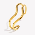 Minimalistische gedraaide 18K vergulde roestvrijstalen golfarmband met hoogglans afwerking - Gedraaide Lijn Armring (B0763)