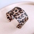 Primer plano de un brazalete ancho de acrílico con texturas de estampado de leopardo - Estilo de Estampado de Leopardo