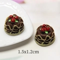 Vista macro di una torta al cioccolato in miniatura in resina con bacche per casa bambole - Fragola a Foglia Verde Marrone
