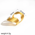 Vista dettagliata dell'anello dorato ondulato con dimensioni 32mm per 20,5mm e peso 4,5g - Stile a Trama Ondulata (TR4341) / Oro
