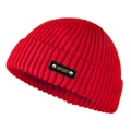 Detalle de gorro de punto rojo con etiqueta deportiva de cuero y remaches plateados - Talla Única (56-60cm) / Rojo
