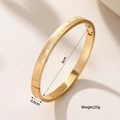 Especificaciones detalladas de tamaño para brazalete ovalado de acero titanio dorado - Dorado