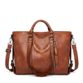 Dettaglio di una borsa tote in ecopelle marrone con trama vintage e tasca a zip - Marrone