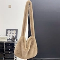 Khaki flauschige Kunstfell Tragetasche mit breitem Schultergurt Damen Y2K Winter Stil - Milchteebraun