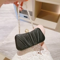 Elegante schwarze Abendtasche mit Faltenstoff, Perlengriff und Perlenverschluss-Detail - Schwarz