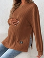 Détail du pull de maternité caramel montrant le tricot torsadé et la fente latérale - S / Marron