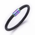 Dettaglio del bracciale in pelle intrecciata nera con chiusura magnetica in metallo arcobaleno - Chiusura in Metallo Arcobaleno