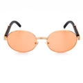Detalle de gafas de sol retro con lentes naranjas, montura dorada y patillas de madera - Marco Dorado Lentes Naranjas
