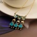 Collar bañado en oro con tres colgantes de niña y circonitas verdes en forma de corazón - Figuras Azul Verde