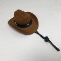 Brauner Filz-Cowboyhut für Haustiere mit silbernen Sternnieten und verstellbarem Riemen - Klein 13.5cm / Brauner Ledergürtel Stern