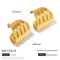 Gros plan de boucles d'oreilles en C dorées en acier inoxydable avec texture ondulée - Texture Plissée Ondulée (NB-E1619)