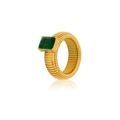 Vista detallada de un anillo de metal dorado con una piedra preciosa cuadrada verde esmeralda - Talla 7 / Anillo Verde