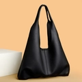 Borsa hobo minimalista in pelle martellata nera con piccola pochette interna coordinata - Nero
