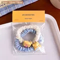 Süßes Set aus zwei pastellfarbenen Haargummis mit 3D-Bärenmotiven in Blau und Beige - Erdbeer Bär Haargummi Kombination