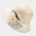 Dettaglio del fiore in organza beige e pizzo delicato sul cappello da sole - Beige