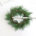 Ghirlanda di Natale in aghi di pino PVC verde con diametro di 20 cm su sfondo bianco - Diametro Esterno circa 30cm / Ghirlanda Piccola in Aghi di Pino PVC