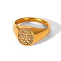 Détail de la bague en acier doré sertie de strass, largeur 1.17cm, poids de 6.1g - US 6 / Style Zircone Ronde (HC-R30693)