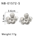 Silberne Blumenohrringe mit Hammerschlag-Textur, Maße 3,6 cm x 3,4 cm und 17 g Gewicht - Silberne Gehämmerte Blumenohrringe (NB-E1572-S)