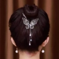 Dettaglio del fermaglio a farfalla argento con strass e nappe lunghe su uno chignon - F0378 Farfalla con Frangia Nero