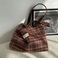 Dettaglio della borsa tote in lana scozzese vintage con etichetta bianca in tessuto - Blu Viola Nero