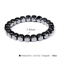 Détail des perles d'hématite carrées de 7,8mm sur un bracelet élastique de 19cm - Cube Arrondi 7.8mm