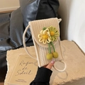 Handgefertigte beige gewebte Handy-Umhängetasche mit gelber Sonnenblume und Bommeln - Stil 1 / Gebrochenes Weiß