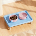 Verhoogde dubbele keramische voerbakset met blauwe standaard en roze kommen voor kat en hond - 2 roze kommen + blauw dienblad met houten poten