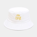 Dettaglio del ricamo a cuore giallo 'be Kind' su un cappello a secchiello in cotone bianco - M (56-58cm) / Bianco