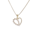 Collana con ciondolo a cuore dorato con eleganti perle bianche e pietre di zircone su bianco - Cuore Asimmetrico Oro con Perla e Zircone