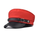 Dettaglio del berretto militare rosso con cinturino in pelle nera e bottone ad ancora argento - M (56-58cm) / Rosso