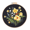 Kit ricamo fai da te con motivo floreale giallo su tessuto nero e telaio tondo in legno - S837 Cespuglio di Fiori (Nero)