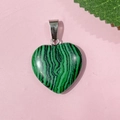 Pendentif coeur en malachite naturelle verte avec rayures noires sur fond rose - 12-Malachite Paon