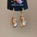Primer plano de aretes de perlas barrocas chapados en oro de 18k con circonitas - Lazo Hebilla de Oreja de Perla Irregular / Champán (Chapado en Oro de 18K)