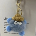 Porte-clés monstre en peluche bleue avec bonnet tricoté marron et grands yeux - Bleu Ciel