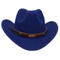 Détail d'un chapeau de cowboy en feutre bleu avec ceinture brune et plume dorée - M (56-58cm) / Cowboy Bleu (Plume Dorée)