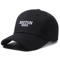 Casquette de baseball en coton noir avec broderie Boston 1630 blanche à l'angle de 45° - Réglable / Noir
