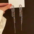 Dettaglio di orecchini a nappa argentati con strass scintillanti su espositore - 1# 925 Sterling Silver Earring Post - Nappina