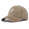 Dettaglio del ricamo a cuore e del tessuto twill lavato sul berretto da baseball - Regolabile / Cachi Cuore